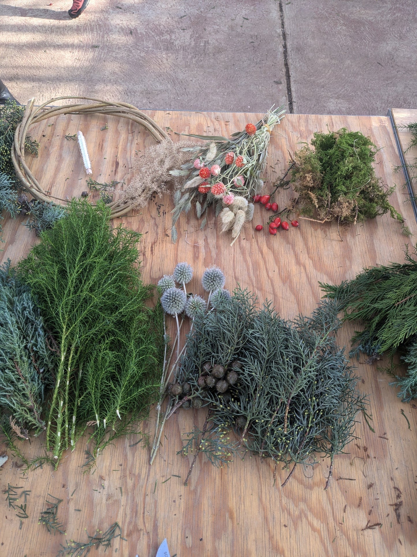 VORBESTELLUNG: Kranzbinde-Set aus Tannengrün und Trockenblumen zum selber binden